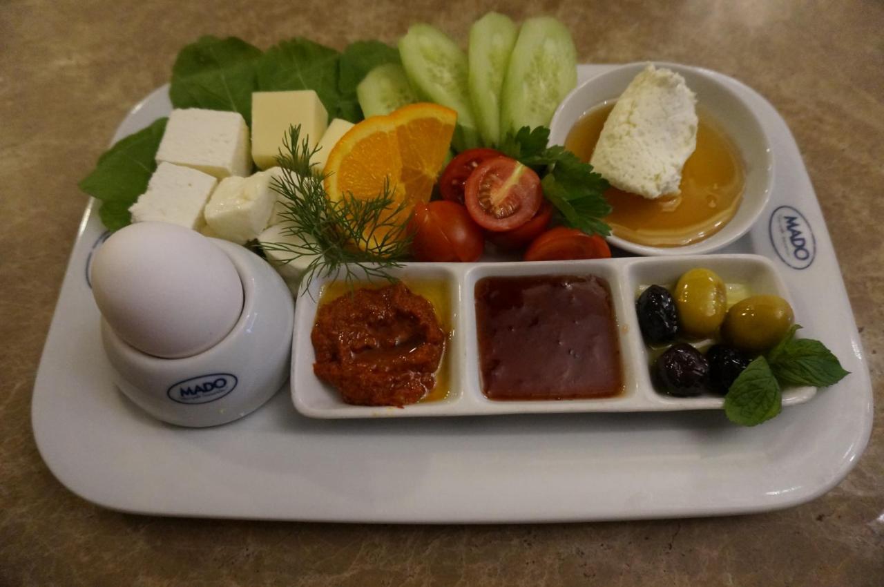 Phosphorion Hotel Istambul Exterior foto A traditional Turkish breakfast